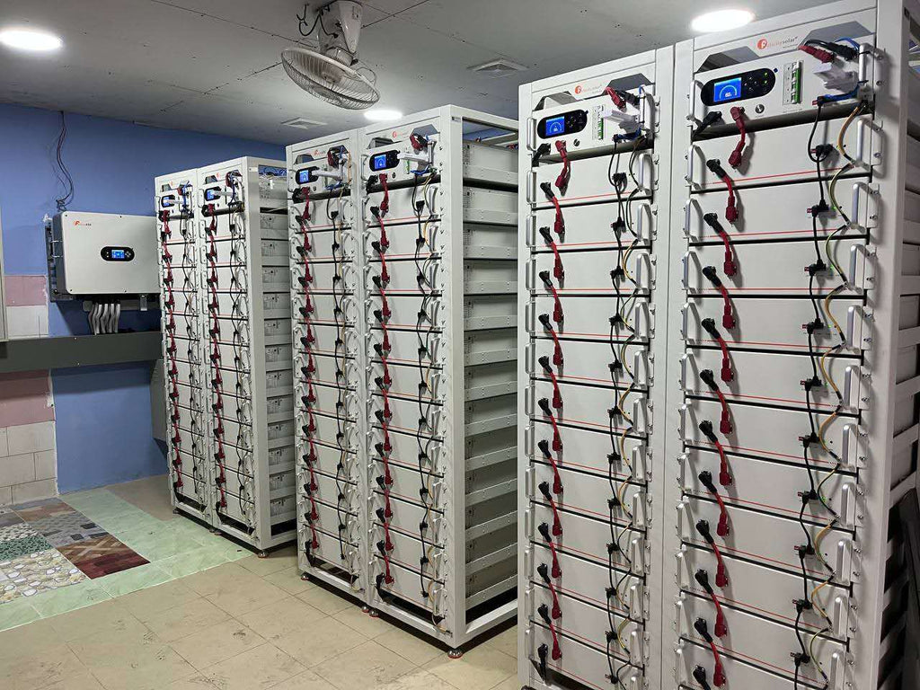 Installation et mise en service d’un système de batteries haute tension (HV) pour le solaire